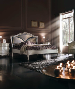 Letto sagomato con testata imbottita e finitura laccata