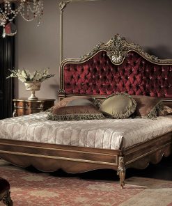 Letto intagliato con testata imbottita