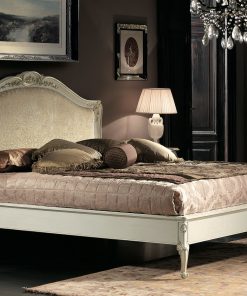 Letto sagomato laccato con testata imbottita