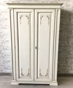 Armadietto laccato anticato e decorato a mano