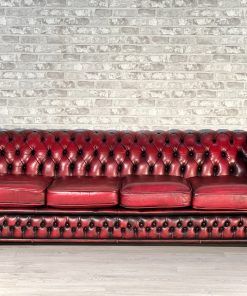 Divano Chesterfield 4 posti originale inglese in pelle bordeaux