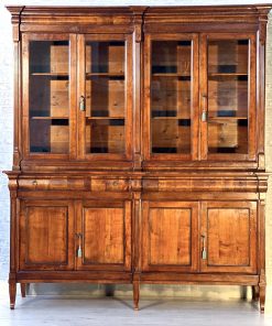 Libreria costruita con legno vecchio di noce