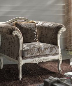 Poltrona con schienale sagomato