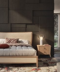 Letto in frassino con testata imbottita beige