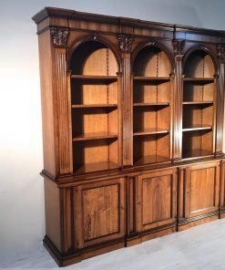Libreria in noce con capitelli