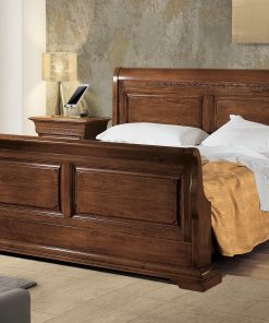 Letto matrimoniale con intaglio