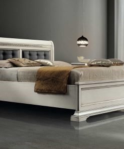 Letto contenitore con testata imbottita e intaglio