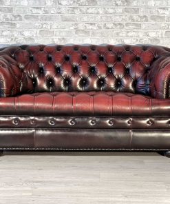 Divano Chesterfield 2 posti originale inglese in pelle bordeaux