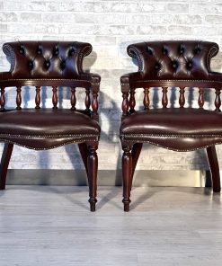 Coppia di poltrone Chesterfield Captains originali inglesi in pelle marrone