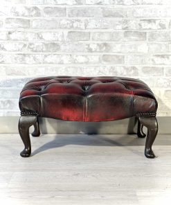 Poggiapiedi Chesterfield originale inglese in pelle bordeaux