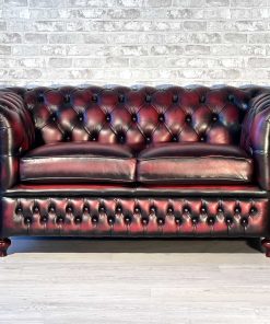 Divano Chesterfield 2 posti originale inglese in pelle bordeaux