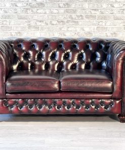 Divano Chesterfield 2 posti originale inglese in pelle bordeaux