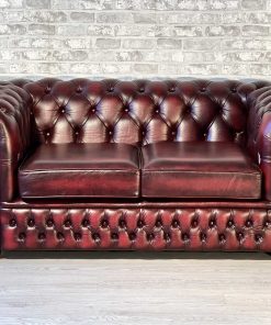 Divano Chesterfield 2 posti originale inglese in pelle bordeaux