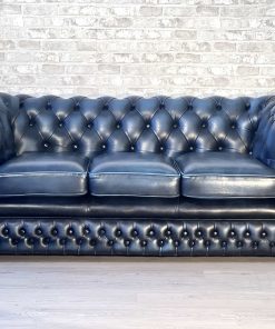 Divano Chesterfield 3 posti originale inglese in pelle blu