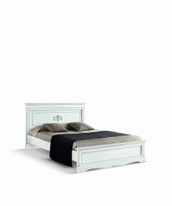 Letto matrimoniale con incisione su testata
